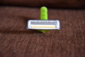 Sei sicura di depilati nel modo corretto? Ecco i 5 errori da non commettere nel depilarsi con il rasoio, errori che possono essere causa di irritazione.