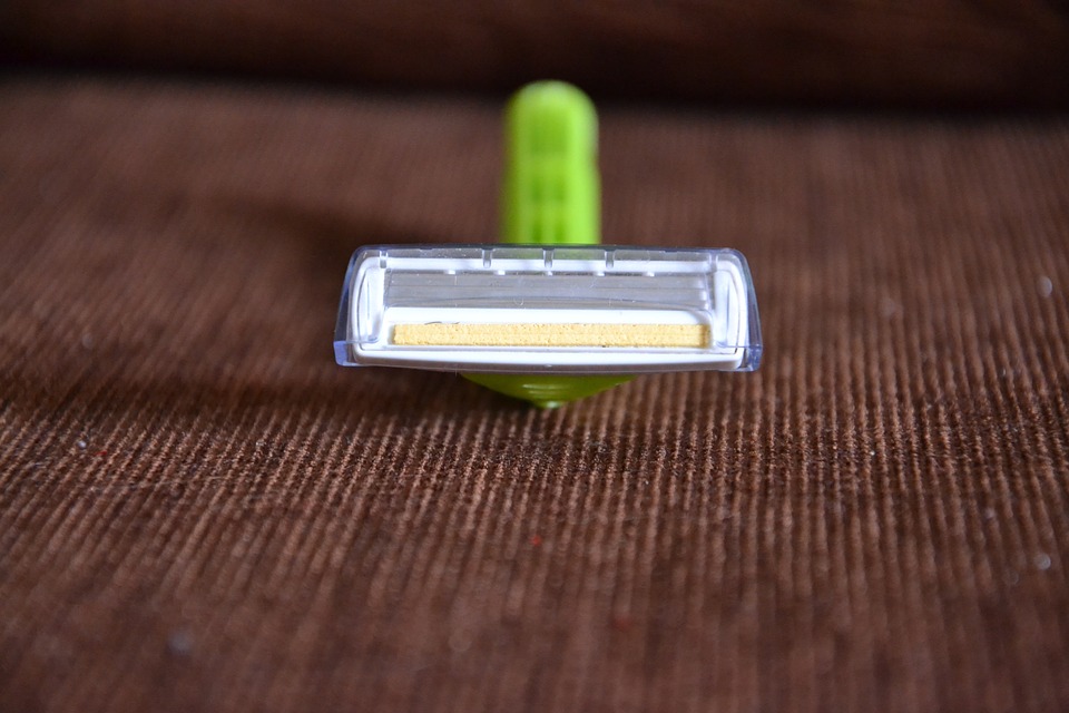 Sei sicura di depilati nel modo corretto? Ecco i 5 errori da non commettere nel depilarsi con il rasoio, errori che possono essere causa di irritazione.