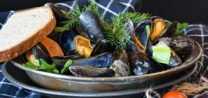 Ecco per voi 6 ricette semplici con le cozze! Le cozze sono dei molluschi che conferiscono un sapore di mare inconfondibile a ogni piatto di cucina e garantiscono sempre un successo assicurato a tavola.