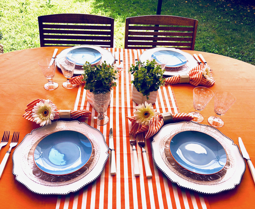 Apparecchiare la tavola in giardino