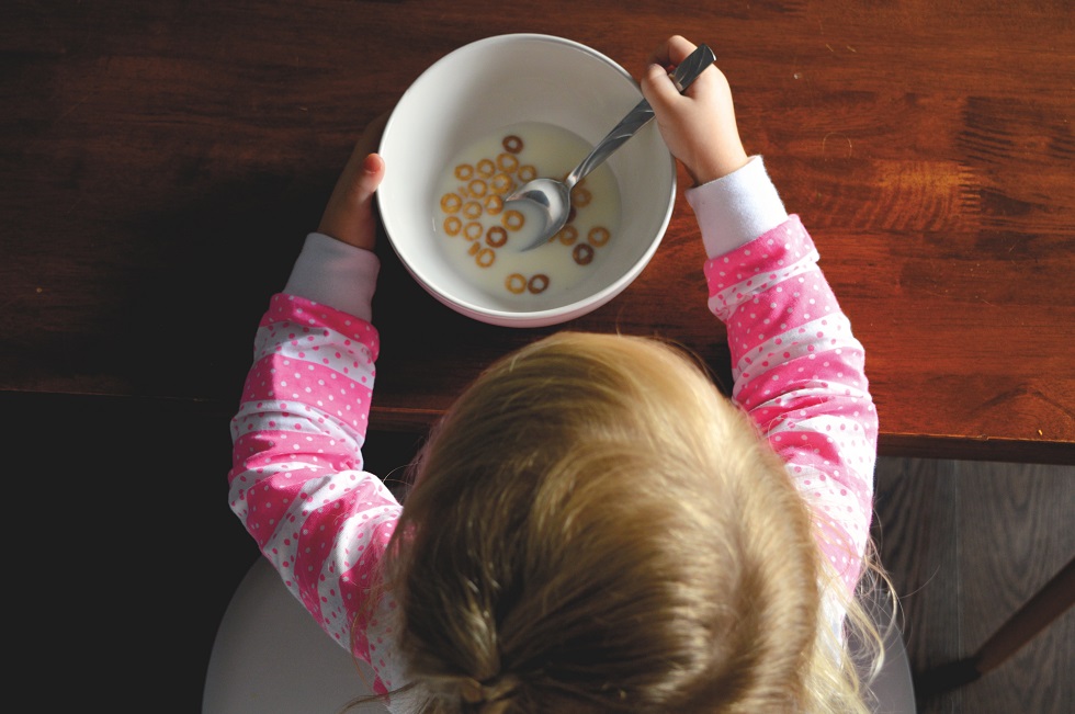 Bambina di 9 mesi che mangia il latte e cereali