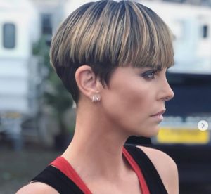 Il taglio di capelli corto a scodella di Charlize Theron moda capelli inverno 2020