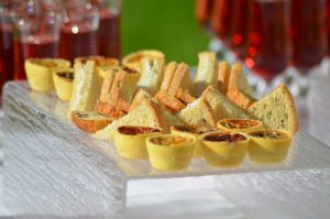 Stuzzichini per l'aperitivo di Natale con antipasti sfiziosi