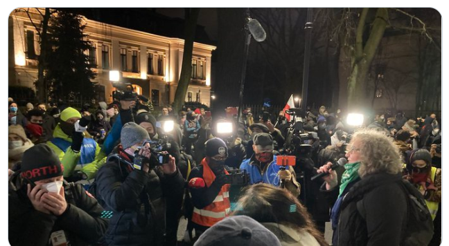 Polonia, diritto all’aborto illegale: a parlare è  Klementyna Suchanow, leader di Strajk Kobiet