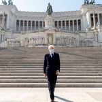 25 Aprile 2020, Sergio Mattarella  depone una corona d’alloro sulla Tomba del Milite Ignoto25 Aprile 2020, Sergio Mattarella  depone una corona d’alloro sulla Tomba del Milite Ignoto