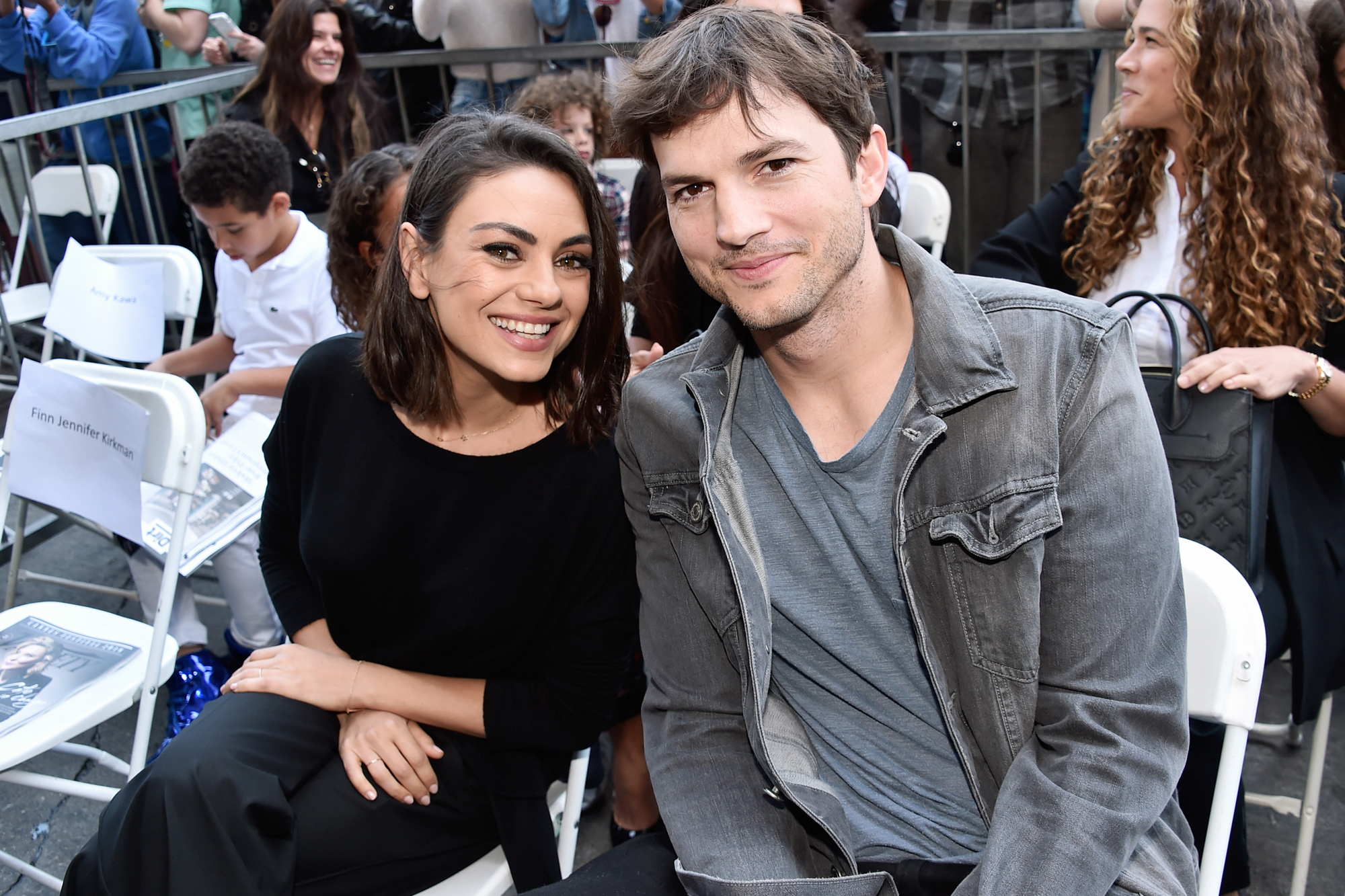 Bufera web, Ashton Kutcher e Mila Kunis: “Ci laviamo solo se necessario”