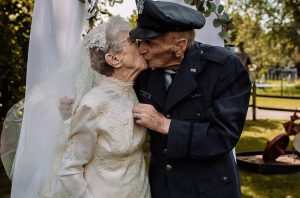 Frankie e Royce si risposano dopo 77 anni: non avevano neanche una foto del matrimonio