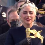La cantante Lady Gaga indossa un vestito antiproiettile all'evento per Biden