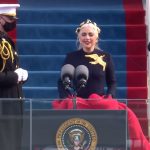 Lady Gaga indossa un vestito antiproiettile all'evento per Biden