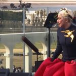 Lady Gaga indossa un vestito antiproiettile