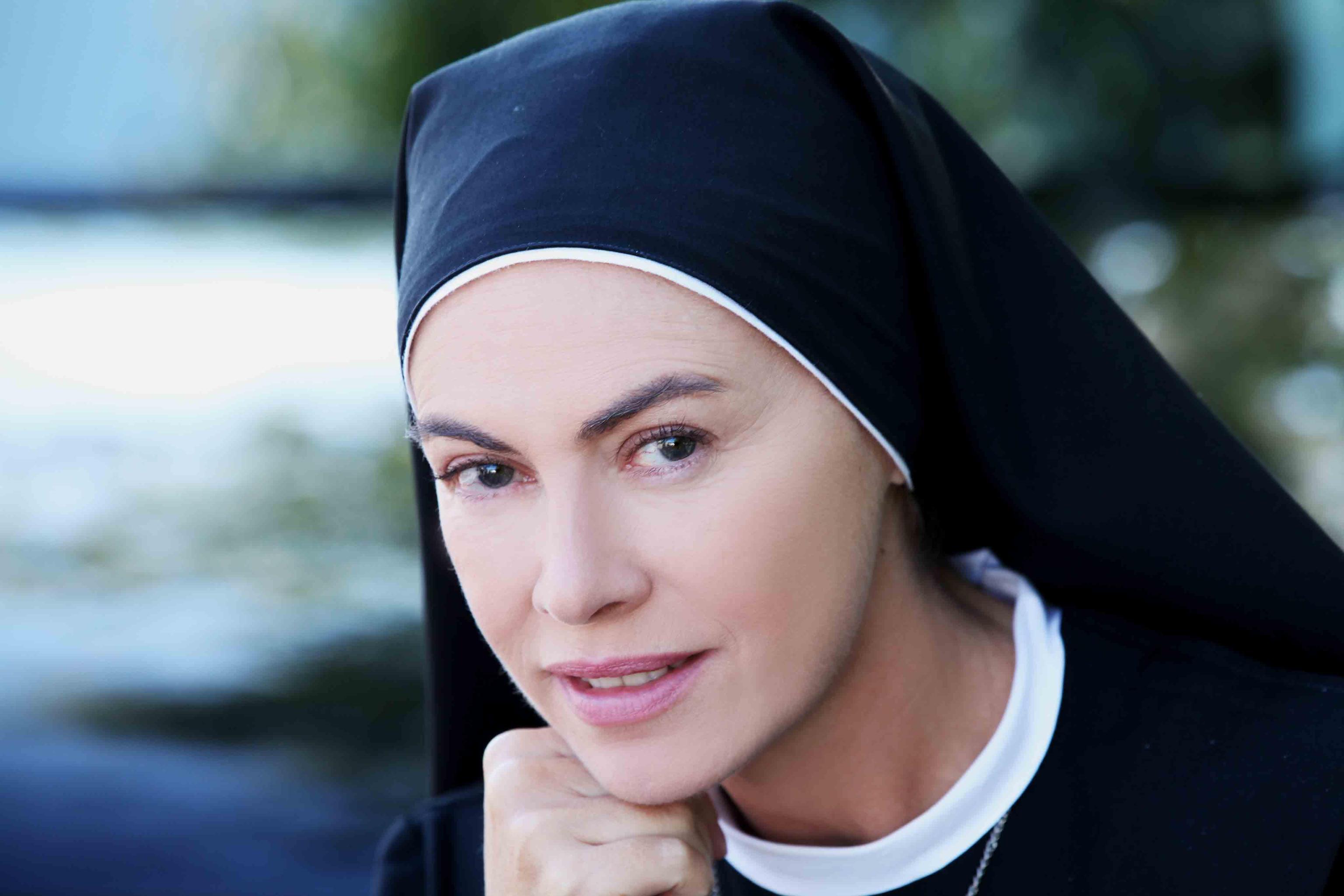 Elena Sofia Ricci in Suor Angela (Che Dio Ci Aiuti).