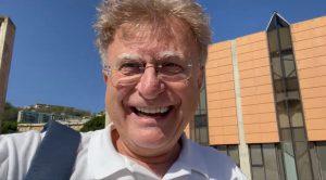 i blocchi di cemento messi per deviare il traffico