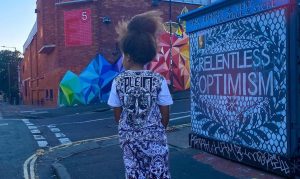 Bimbo di 8 anni respinto dalla scuola per i suoi capelli