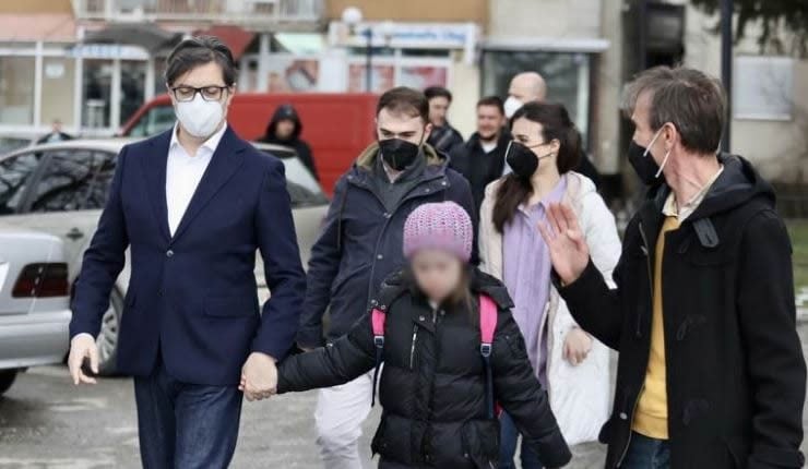 Il presidente macedone accompagna la bimba con la sindrome di Down a scuola.