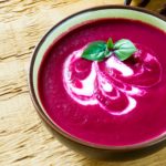 Prepariamo la “Bortsch”, la ricetta della zuppa di barbabietole ucraina