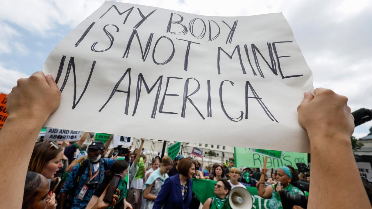Aborto negli USA, la protesta: "Il mio corpo non è mio in America".