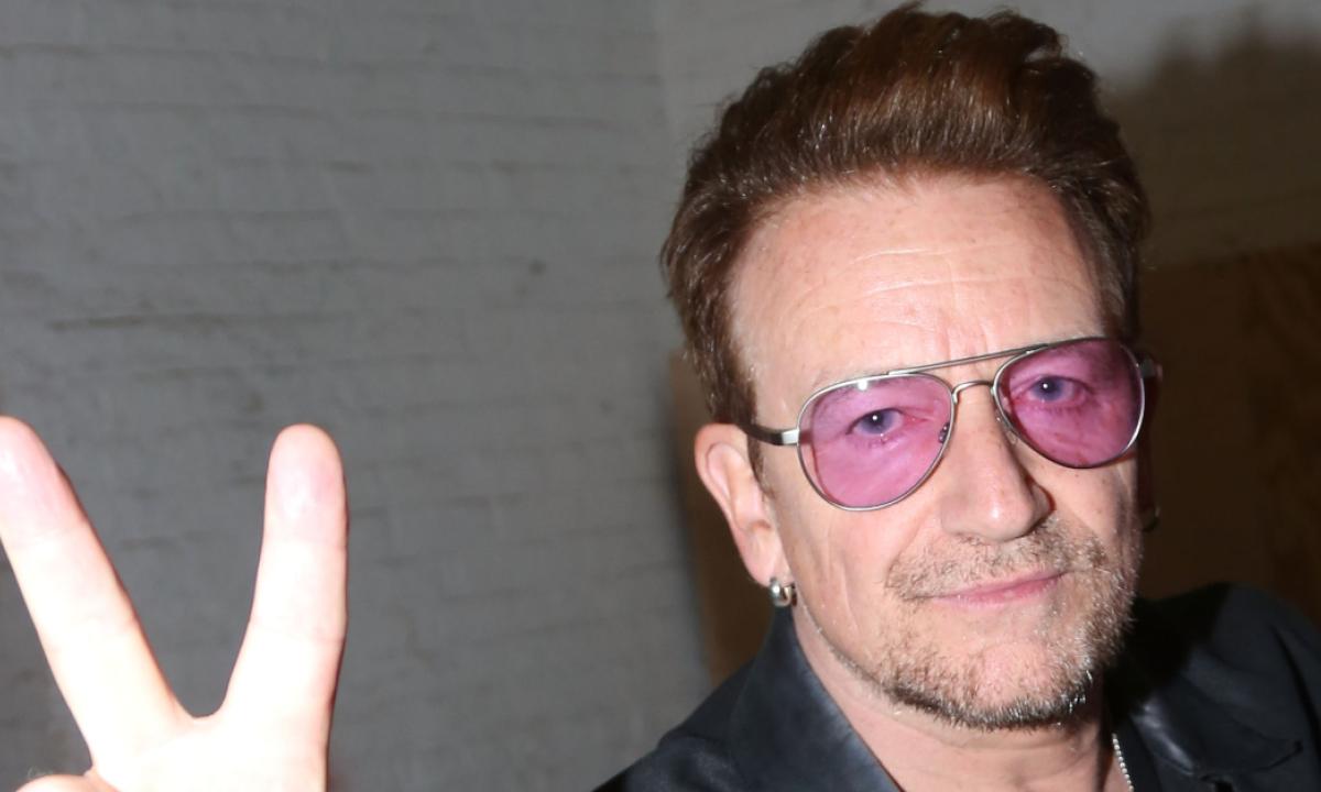 Bono (Paul David Hewson), frontman della rock band U2.