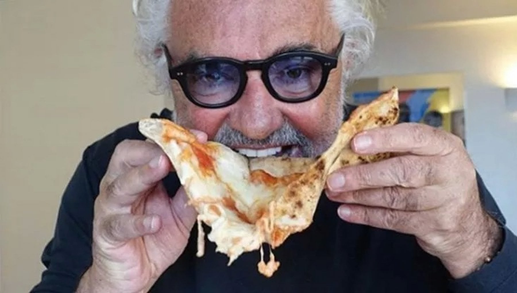 Flavio Briatore e la sua pizza.