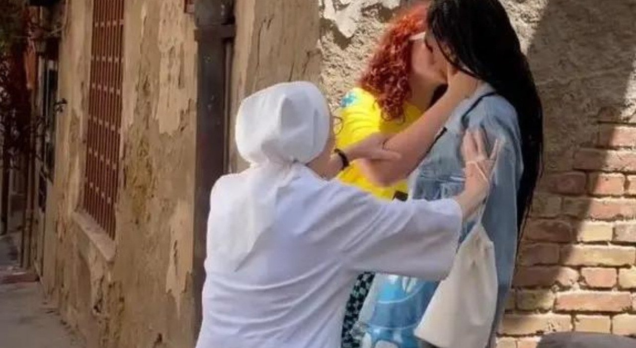 Suora interrompe bacio tra due attrici di Mare Fuori.