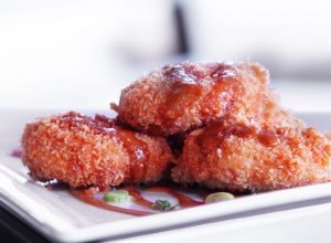 Involtini di salmone con salsa di peperoni rossi