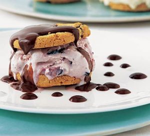 Sandwich con gelato e biscotti