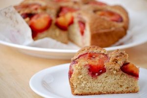 Torta con pesche e albicocche