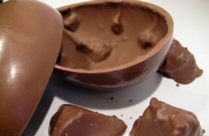 Ricette bambini Pasqua: uovo di cioccolato fatto in casa