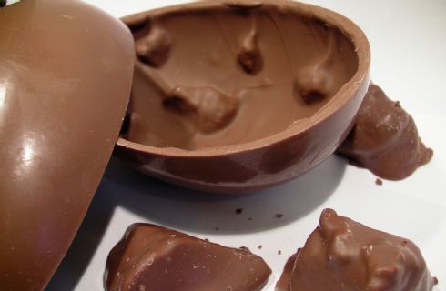 Ricette bambini Pasqua: uovo di cioccolato fatto in casa