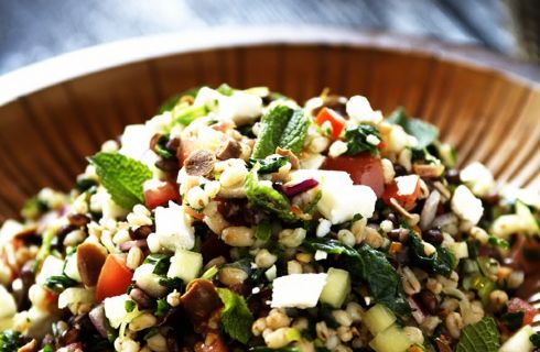 Insalata di orzo con verdure e spezie