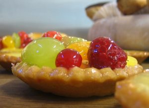 Fruit_tart_with_currant,_raspberry,_and_grape