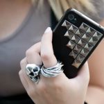 Custodia per iPhone con le borchie