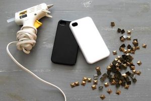 Custodia per iPhone con le borchie