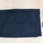 Abito basic nero in jersay, gessetto bianco e un paio di forbici.