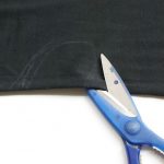 Tagliate dal bordo del vestito seguendo la linea del semicerchio tracciato.