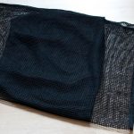 Adagiate la gonna su un piano e avvolgetela nel tessuto di cotone a rete. La larghezza deve essere sufficiente per fare un doppio giro.