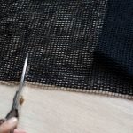 Tagliate il tessuto di cotone a rete della lunghezza che desiderate assicurandovi che rispetti le misure standard di una gonna a matita.