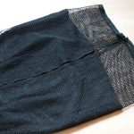 Allineate la cucitura del tessuto a rete con la zip.