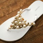 Infradito con le perle completate.