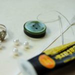 Base per anello, bottone, perline, ago e filo, nastrino e colla forte