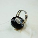 Cucite il nastrino dalla parte del bottone inferiore alla base per l'anello.