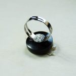 Aggiungete qualche punto di colla per fissare il tutto.