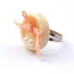 Anello di bottone e perline