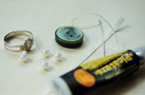 Base per anello, bottone, perline, ago e filo, nastrino e colla forte
