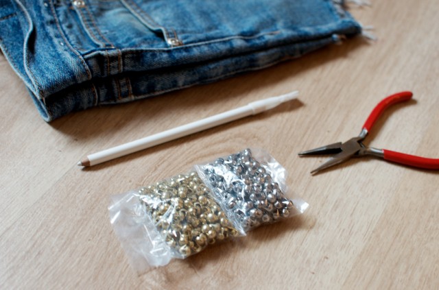 Base per anello, bottone, perline, ago e filo, nastrino e colla forte