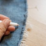 Per prima cosa scegli lo schema per posizionare le borchie e segna con la matita o il gessetto. Ad esempio puoi decorare solo la parte finale degli short con un motivo ad onda.