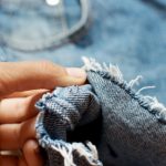 Inizia a fissare le borchie nel tessuto.