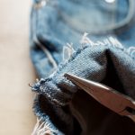 Chiudi i dentini delle borchie aiutandoti con la pinza.