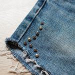 Continua nello stesso modo alternando le borchie dorate con quelle argentate.