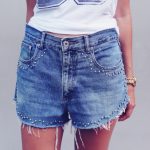 Gli shorts di jeans con le borchie sono pronti.