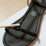 Poi passa la colla sulla stringa centrale del sandalo.